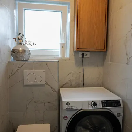 Emmas With Private Parking And Balcony