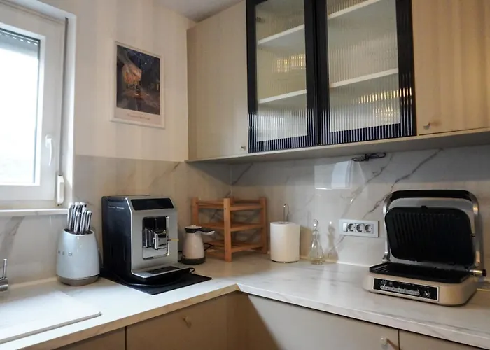 Emmas With Private Parking And Balcony